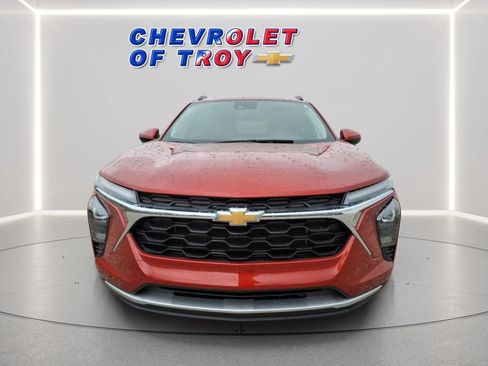 Used 2024 Chevrolet Trax LT w/ Driver Confidence Package FWD image 2