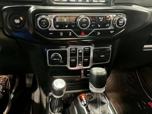 Used 2021 Jeep Wrangler Unlimited Sahara AWD/4WD image 15
