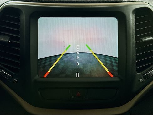 Used 2015 Jeep Cherokee Latitude w/ Comfort/Convenience Group FWD image 21