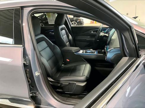 Used 2025 Chevrolet Equinox EV LT w/ Convenience Package image 11