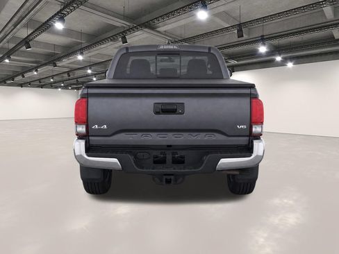 Used 2018 Toyota Tacoma SR5 AWD/4WD image 7