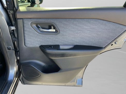 Used 2023 Nissan Rogue SV image 15