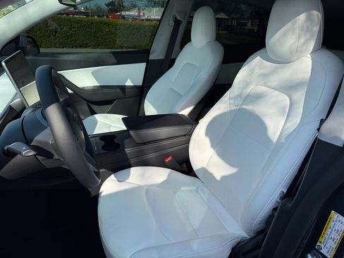 Used 2022 Tesla Model Y Performance image 12