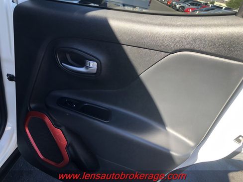 Used 2019 Jeep Renegade Trailhawk image 21