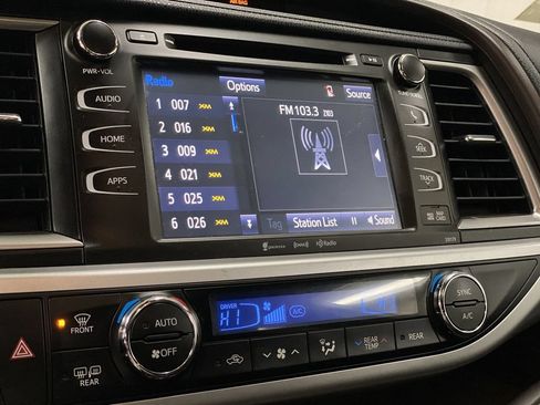 Used 2018 Toyota Highlander XLE AWD/4WD image 16