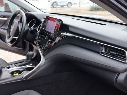Used 2022 Toyota Camry LE FWD image 14