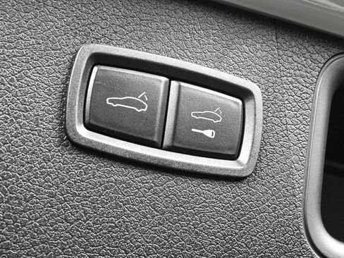 Certified 2026 Porsche Macan AWD/4WD image 30