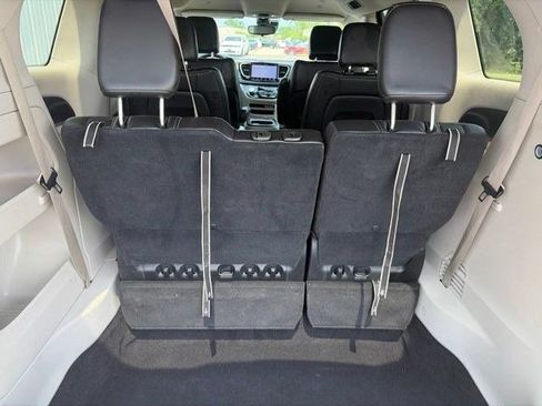 Used 2023 Chrysler Pacifica Touring-L FWD image 32