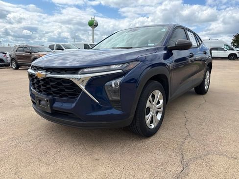 Used 2024 Chevrolet Trax LS FWD image 3