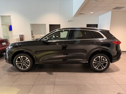 Used 2025 Audi Q5 2.0T Premium w/ Convenience Package image 2