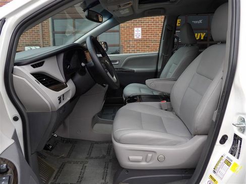 Used 2016 Toyota Sienna XLE image 10