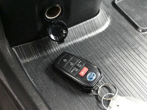 Used 2025 Toyota Sienna LE image 19