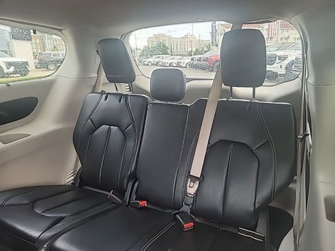 Used 2022 Chrysler Pacifica Touring-L FWD image 10