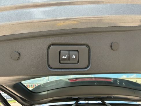 Used 2025 Nissan Pathfinder SV FWD image 19