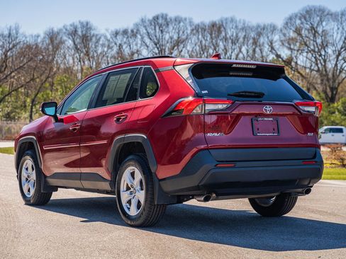 Used 2021 Toyota RAV4 XLE w/ Convenience Package image 5
