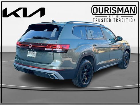 Used 2025 Volkswagen Atlas Peak Edition SE image 4