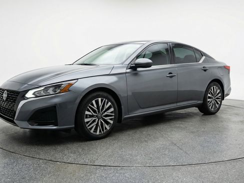Used 2025 Nissan Altima 2.5 SV image 3