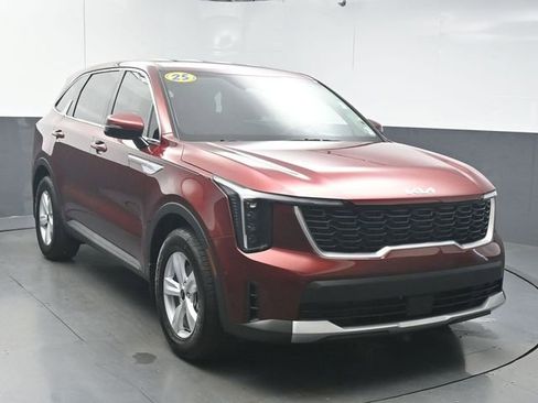 Used 2025 Kia Sorento LX FWD image 2