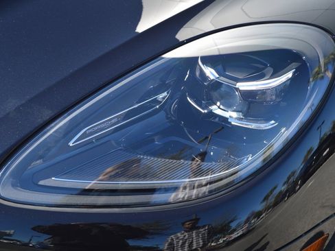 Used 2025 Porsche Macan image 11