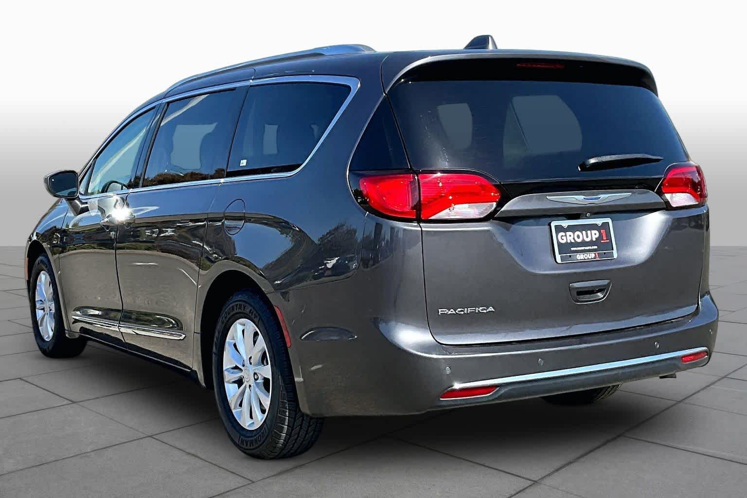Used 2018 Chrysler Pacifica Touring-L FWD image 11