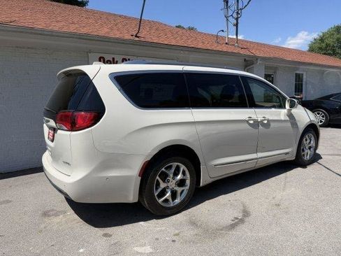 Used 2017 Chrysler Pacifica Limited w/ UConnect Theater Package FWD image 5