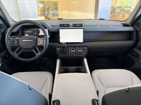 Used 2025 Land Rover Defender 110 X-Dynamic SE AWD/4WD image 17