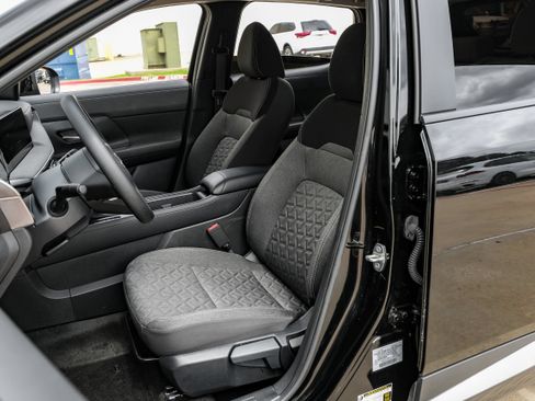 Used 2025 Nissan Kicks SV w/ Illumination Package FWD image 24