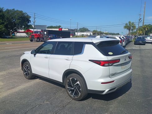 Used 2023 Mitsubishi Outlander SE AWD/4WD image 3