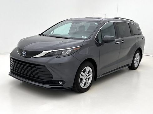 Used 2025 Toyota Sienna XLE w/ XLE Plus Package AWD/4WD image 4