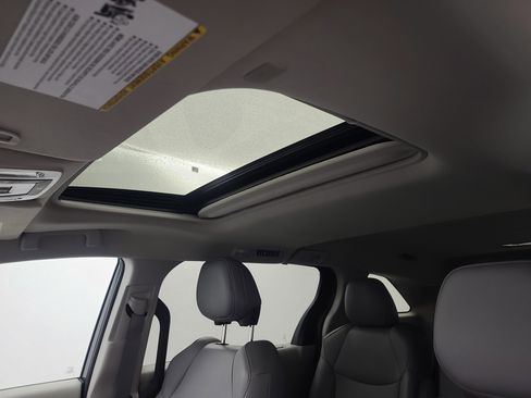 Used 2024 Toyota Sienna XLE image 38