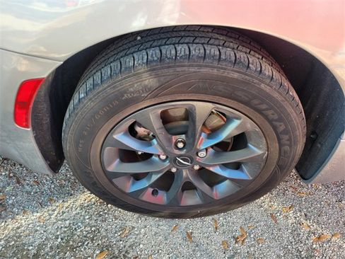 Used 2021 Chrysler Pacifica Touring-L w/ Uconnect Theater Family Group image 8