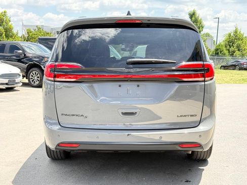 Used 2025 Chrysler Pacifica Limited FWD image 9