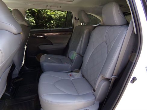 Used 2024 Toyota Highlander AWD image 23