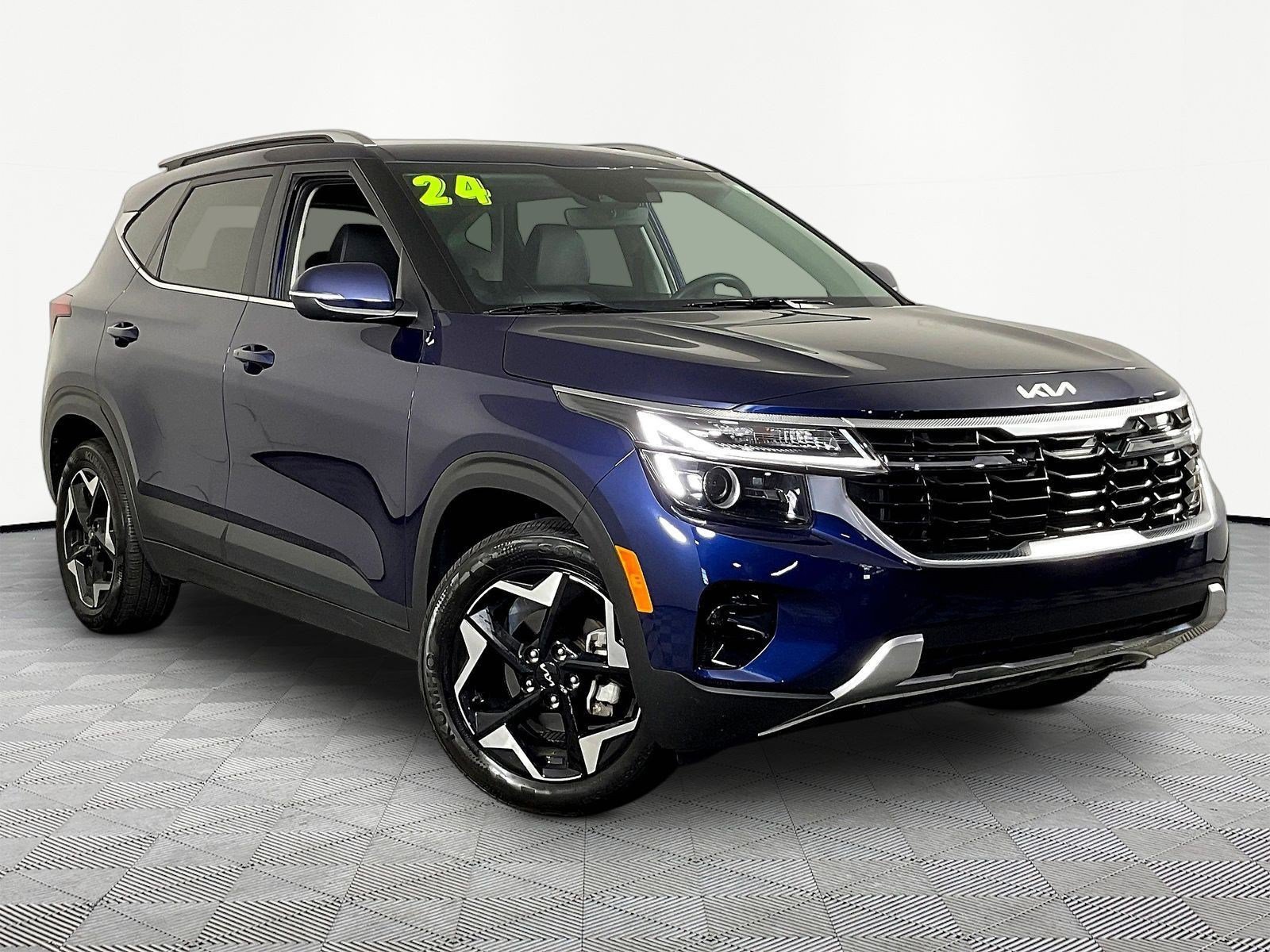 Used 2024 Kia Seltos EX FWD image 3