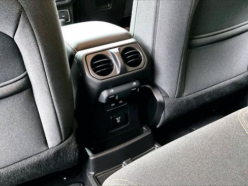 Used 2025 Jeep Wrangler Unlimited Sahara AWD/4WD image 33