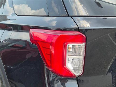 Used 2022 Ford Explorer XLT w/ Equipment Group 202A AWD/4WD image 12