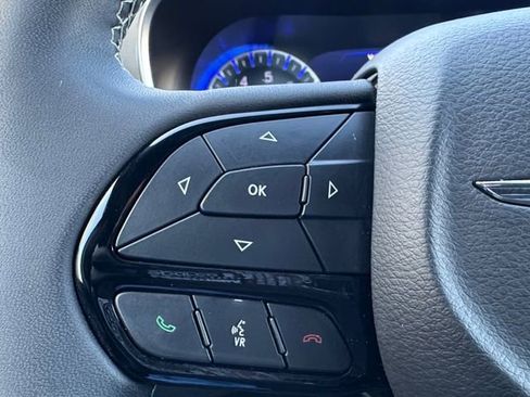 Used 2023 Chrysler Pacifica Limited w/ Uconnect Theater Family Group image 7