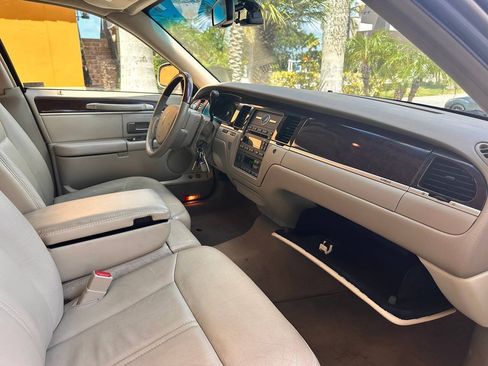 Used 2007 Lincoln Town Car Signature Limited RWD image 57