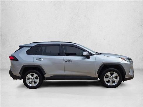Used 2021 Toyota RAV4 XLE w/ Convenience Package FWD image 3