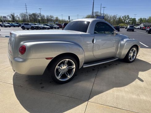 Used 2006 Chevrolet SSR w/ Preferred Equipment Group RWD image 2