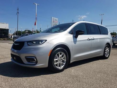 Used 2024 Chrysler Pacifica Touring-L FWD image 8
