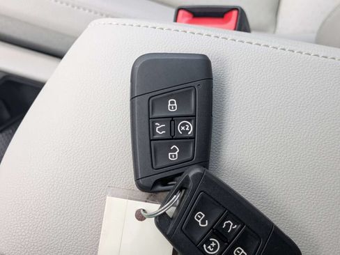 Used 2023 Volkswagen Tiguan SE FWD image 31