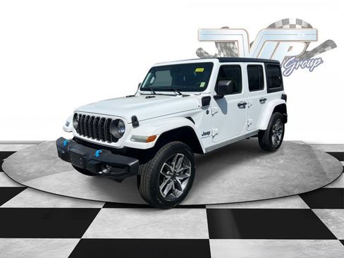Used 2024 Jeep Wrangler Unlimited w/ Convenience Group AWD/4WD image 2