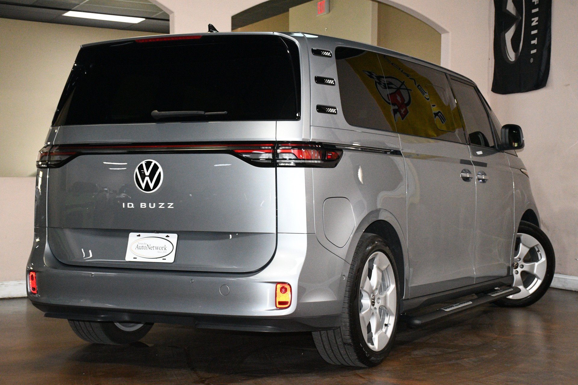Used 2025 Volkswagen ID. Buzz Pro S RWD image 5