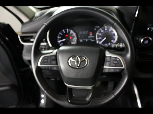Used 2023 Toyota Highlander XLE AWD/4WD image 22