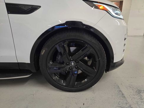 Used 2025 Land Rover Discovery Dynamic SE image 9