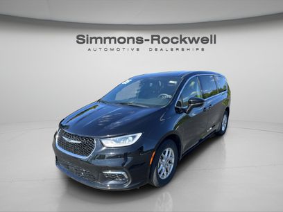 Used 2025 Chrysler Pacifica Select