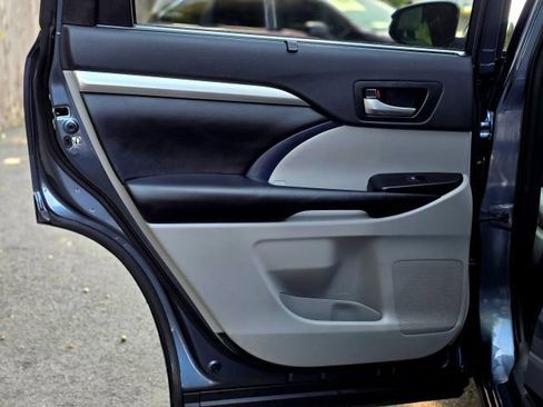 Used 2019 Toyota Highlander XLE AWD/4WD image 42