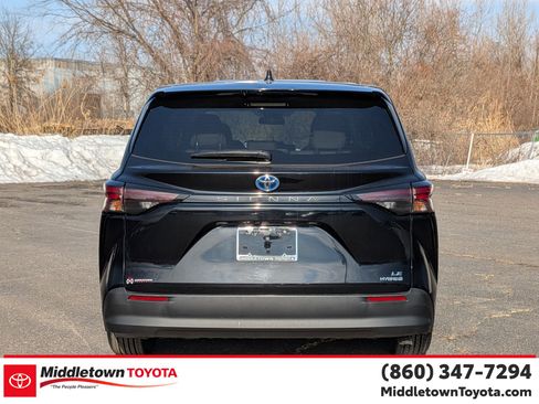 Used 2024 Toyota Sienna LE image 4