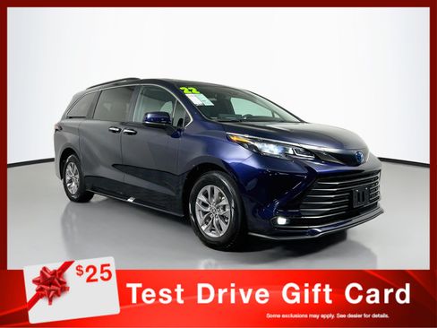 Used 2025 Toyota Sienna XLE FWD image 1
